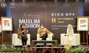 Embracing Jakarta Muslim Fashion Week, Mendag: Indonesia Kini Menjadi Salah Satu Pusat Busana Muslim Dunia Menteri Perdagangan Muhammad Lutfi (tengah) bersama Wakil Ketua Komite Promosi Fesyen Muslim Nasional Anne Patricia Sutanto (kiri) saat menghadiri acara konferensi pers ‘Kick-Off Embracing Jakarta Muslim Fashion Week’ yang digelar secara hybrid, Kamis (11/11).