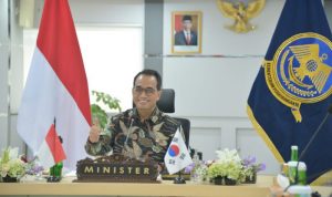 Menteri Perhubungan Budi Karya Sumadi di sela pertemuan dengan Minister for Land, Infrastructure and Transport (MOLIT) Korea Mr. Noh Hyeong Ouk secara daring, pada Senin (15/11). Pertemuan tersebut membahas kerjasama bidang transportasi pada pertemuan bilateral dalam kerangka acara Global Infrastructure Corporate Conference 2021. (Kementerian Perhubungan)