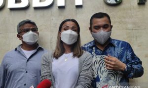 Polisi Tetapkan 5 Tersangka Mafia Tanah, Salah Satunya Dekat dengan Keluarga Nirina Zubir Artis Nirina Zubir (tengah) memberikan keterangan kepada wartawan terkait laporannya yang menjadi korban mafia tanah di Polda Metro Jaya, Rabu (17/11/2021). ANTARA/Fianda Sjofjan Rassat