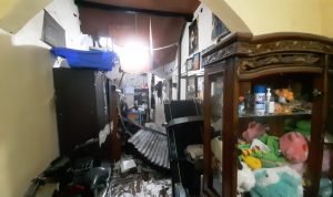 Salah satu rumah yang tidak masuk daftar pembongkaran PT KAI ikut tergerus Beko, Kamis (18/11). (Yuga Hasani/Jabar Ekspres)