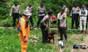 Tim gabungan saat mencari Yana Supriatna, 40, yang hilang misterius di Cadas Pangeran, Kamis (18/11).