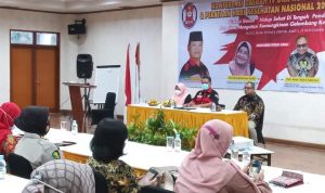 Ketua DKR Kota Depok, Roy Pangharapan (tengah).