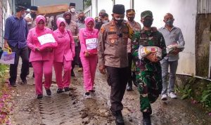 Kapolres Cimahi Gelar Giat Bakti Sosial di Desa Cihanjuang KBB