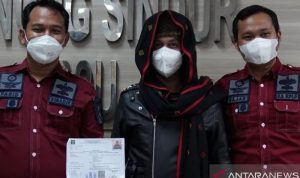 Assayid Bahar alias Habib Bahar bin Ali bin Smith (tengah) bebas dari Lapas Khusus Kelas IIA Gunung Sindur setelag menjalani masa pidana, Minggu (21/11/2021). ANTARA/HO-Humas Ditjenpas.