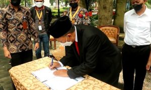 Pemkot Bandung Dapat CSR Wifi Gratis, Ada 500 Titik Bisa Diakses Publik PERKUAT KERJA SAMA: Wali Kota Bandung, Oded M. Danial, menandatangani serah terima CSR layanan internet broadband dan wifi gratis 500 titik untuk Kota Bandung.