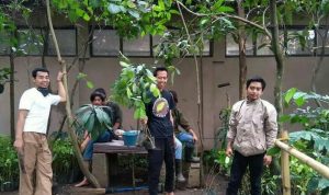 Pembina Organisasi Gerakan Pemuda Peduli Alam (Gempa) Cimanggung, Dekki Ismailudin (tengah) saat persiapan penanaman pohon.