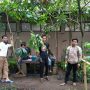Pembina Organisasi Gerakan Pemuda Peduli Alam (Gempa) Cimanggung, Dekki Ismailudin (tengah) saat persiapan penanaman pohon.