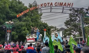 Suasana aksi buruh tuntutan kenaikan umk 2022 di depan Kantor Wali Kota Cimahi pada beberapa waktu lalu.