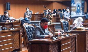 BERIKAN ARGUMEN: Anggota DPRD dari Fraksi PSI, Christian Julianto, menyampaikan pendapatnya dalam dari Rapat Paripurna DPRD Kota Bandung, Jumat (26/11).