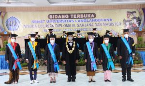 707 Mahasiswa Unla Ikuti Wisuda ke 40 Gelombang I Rektor Unla Dr H R AR Harry Anwar bersama para wisudawan terbaik angkatan ke 40 gelombang I Tahun Ajaran 2021/2022 di Unla, Sabtu (27/11/2021).