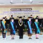 Rektor Unla Dr H R AR Harry Anwar bersama para wisudawan terbaik angkatan ke 40 gelombang I Tahun Ajaran 2021/2022 di Unla, Sabtu (27/11/2021).
