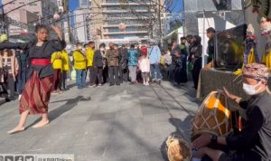 Booth Indonesia menampilkan pertunjukan seni budaya Indonesia dalam acara Waiwai World Fair 2021 yang digelar oleh Pemerintah Kota Shizuoka pada Minggu (28/11). (ANTARA/HO-KBRI Tokyo)