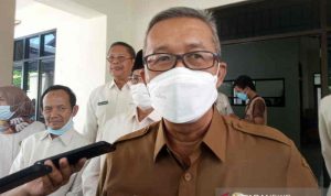 Sekretaris Daerah Kota Cirebon Agus Mulyadi memberi keterangan pada media di Cirebon, Jawa Barat, Selasa (2/11/2021). (ANTARA/Khaerul Izan)