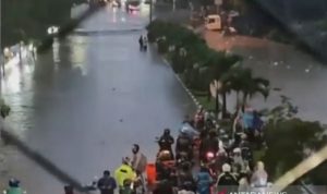Banjir Sebabkan Kemacetan di Jalur Arteri Bandung-Cimahi Banjir terjadi di Jalan Amir Machmud Kota Cimahi, Jawa Barat, Selasa (2/11/2021). (ANTARA/Instagram/@infocimahi.co)
