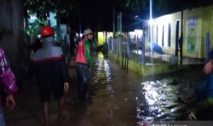 Sejumlah warga berjalan di tengah genangan banjir yang merendam pemukiman rumah penduduk di Kecamatan Pameungpeuk, Kabupaten Garut, Jawa Barat, beberapa waktu lalu. (ANTARA/HO-BPBD Garut)