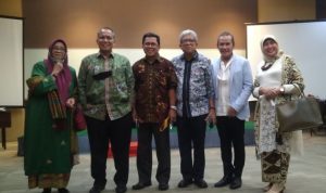 Kepala Dinas Pariwisata Sumbar Novrial bersama para Juri Pemilihan Uda Uni Sumbar 2021. (ANTARA/Miko Elfisha)