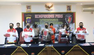Curi Rp500 Juta Lebih, Tersangka Peretas Aplikasi Bank Ditangkap Jajaran Polda Daerah Istimewa Yogyakarta menunjukkan barang bukti kasus dugaan peretasan aplikasi perbankan saat jumpa pers di Mapolda DIY, Jumat (5/11/2021). ANTARA/HO-Polda DIY