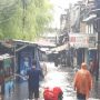 Kawasan permukiman warga Kampung Duku Rukun Tetangga (RT) 06 RW 02 Kebayoran Lama Utara, Kebayoran Lama, Jakarta Selatan dilanda banjir dengan ketinggian mencapai satu meter, Minggu (7/11/2021). ANTARA/Sihol Hasugian