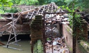 Tadi Pagi, Situs Bale Kambang Keraton Kasepuhan Ambruk