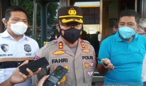 Kapolres Cirebon Kota AKBP Fahri Siregar saat memberi keterangan kepada media, di Cirebon, Jawa Barat, Rabu (10/11/2021). ANTARA/Khaerul Izan