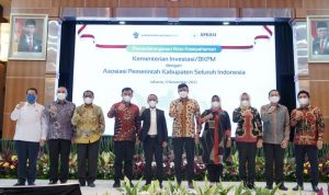 Menteri Investasi/Kepala BKPM Bahlil Lahadalia dan Ketua Umum Apkasi yang juga Bupati Dharmasraya Sutan Riska Tuanku Kerajaan berfoto seusai penandatanganan MoU untuk mendorong investasi di daerah. (ANTARA/HO Kementerian Investasi/BKPM)