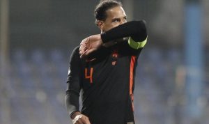 Buang Keunggulan, Kepastian Lolos Belanda Tertunda Ekspresi kecewa kapten tim nasional Belanda Virgil van Dijk setelah ditahan imbang Montenegro dalam laga lanjutan Grup G Kualifikasi Piala Dunia 2022 zona Eropa di Stadion Kota Podgorica, Montenegro, Sabtu (13/11/2021) waktu setempat. (ANTARA/REUTERS/Steveo Vasiljevic)