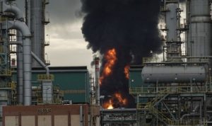 Kebakaran Kilang Minyak, Pertamina Jamin Pasokan BBM dan LPG Aman Kobaran api disertai kepulan asap terlihat dari tangki 36 T 102 yang terbakar di Kilang Pertamina Internasional RU IV Cilacap, Jawa Tengah, Minggu (14/11/2021). ANTARA FOTO/Idhad Zakaria/foc. (ANTARA FOTO/IDHAD ZAKARIA)