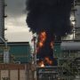Kobaran api disertai kepulan asap terlihat dari tangki 36 T 102 yang terbakar di Kilang Pertamina Internasional RU IV Cilacap, Jawa Tengah, Minggu (14/11/2021). ANTARA FOTO/Idhad Zakaria/foc. (ANTARA FOTO/IDHAD ZAKARIA)