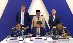 Menhan Prabowo Subianto saat menyaksikan penandatanganan kontrak dua pesawat Airbus A400M di sela-sela kunjungannya di Dubai Airshow 2021. ANTARA/HO-Tim dokumentasi Menhan Prabowo