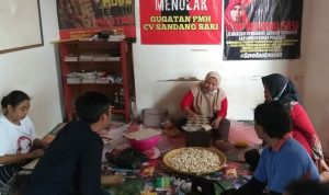 Bangun Ekonomi Mandiri, F-Sebumi Bentuk UMKM PERBAIKI EKONOMI: Ibu-ibu yang tergabung dalam Federasi Serikat Buruh Militan (F-Sebumi) Jawa Barat tampak sedang mengolah bahan makanan yang diproduksinya.