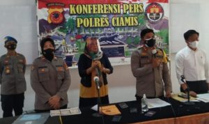 Kepala Kepolisian Resor Ciamis AKBP Wahyu Broto Narsono (kedua kanan) menyampaikan keterangan penetapan tersangka kasus 11 siswa tewas saat susur sungai. (Polres Ciamis/Antara)