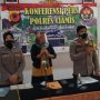 Kepala Kepolisian Resor Ciamis AKBP Wahyu Broto Narsono (kedua kanan) menyampaikan keterangan penetapan tersangka kasus 11 siswa tewas saat susur sungai. (Polres Ciamis/Antara)