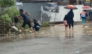 Antisipasi Bencana di Musim Hujan, Desa Cikuya Bandung Lakukan Ini Warga Desa Cikuya, Kecamatan Cicalengka, Kabupaten Bandung (ujung kiri) saat membersihkan sumbatan saluran air karena sampah. (Jabar Ekspres)