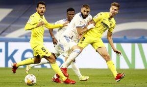 Jelang Liga Champions, Villareal Siap Hadapi Manchester United Pesepak bola Villarreal Juan Foyth (kanan) berebut bola dengan pesepak bola Real Madrid Karim Benzema (kedua kanan) dalam laga pekan ketujuh Liga Spanyol, di Stadion Santiago Bernabeu, Madrid, Spanyol, Sabtu (25/9/2021). Villarreal berhasil menahan Real Madrid tanpa gol 0-0. ANTARA FOTO/Reuters-Juan Medina/hp.