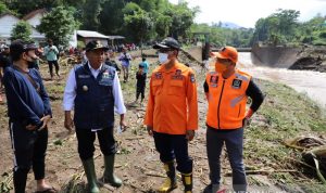 Wakil Gubernur Jawa Barat UU Ruzhanul Ulum (kedua kiri) bersama Wakil Bupati Garut Helmi Budiman (kedua kanan) meninjau daerah yang terdampak banjir bandang di Kecamatan Sukawening, Kabupaten Garut, Jawa Barat, Minggu (28/11/2021). (ANTARA/HO-Diskominfo Garut)