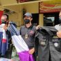 Polisi saat menunjukkan barang bukti berupa atribut anggota geng motor yang melakukan penganiayaan warga di Indramayu, Jawa Barat, Minggu (28/11/2021). (ANTARA/Khaerul Izan)