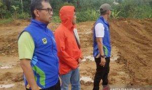 Kepala DPKPP Pemkab Bogor, Ajat Rohmat Jatnika saat meninjau lahan yang akan dijadikan huntara di Sukamakmur, Kabupaten Bogor, Jawa Barat, Minggu (28/11/2021). ANTARA/M Fikri Setiawan