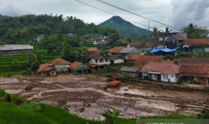 Penanganan Banjir Bandang, Pemkab Garut Siapkan Lahan Lokasi Lumbung Sosial Kondisi daerah yang terdampak banjir bandang di Kecamatan Sukawening, Kabupaten Garut, Jawa Barat. (ANTARA/Adeng Bustomi)