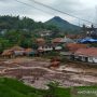 Kondisi daerah yang terdampak banjir bandang di Kecamatan Sukawening, Kabupaten Garut, Jawa Barat. (ANTARA/Adeng Bustomi)