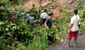 Longsor Tutup Jalan Desa di Takokak Cianjur, BPBD Masih Lakukan Penanganan Petugas bersama warga di Kecamatan Takokak, Cianjur, Jawa Barat, berupaya membuka kembali jalan antar desa yang terputus akibat longsor, Senin (29/11/2021). (FOTO ANTARA/Ahmad Fikri)
