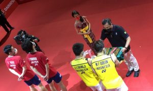 Kevin Sanjaya Sukamuljo/Marcus Fernaldi Gideon (kanan) saat menerima medali runner-up Indonesia Masters 2021 dari Ketua Umum PP PBSI Agung Firman Sampurna di Nusa Dua, Bali, Minggu. ANTARA/Roy Rosa Bachtiar
