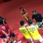 Kevin Sanjaya Sukamuljo/Marcus Fernaldi Gideon (kanan) saat menerima medali runner-up Indonesia Masters 2021 dari Ketua Umum PP PBSI Agung Firman Sampurna di Nusa Dua, Bali, Minggu. ANTARA/Roy Rosa Bachtiar