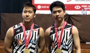 Kevin Sanjaya Sukamuljo/Marcus Fernaldi Gideon menghadiri sesi konferensi pers dengan mengenakan medali kemenangan Indonesia Open 2021 di Nusa Dua, Bali, Minggu. (Antaranews/Roy Rosa Bachtiar)