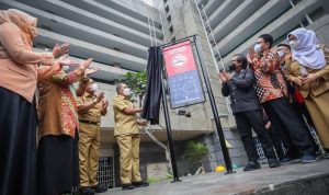 Warga Dilarang Merokok di Kawasan Jalan Braga, Ini Alasan Pemkot Wali Kota Bandung Oded M Danial meresmikan kawasan tanpa rokok di Jalan Braga, Kota Bandung, Jawa Barat, Senin (15/11/2021). (ANTARA/HO-Humas Pemkot Bandung)