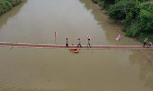 Jembatan Pramuka dengan sistem gantung mebentang sepanjang 150 meter yang menhubungkan dua provinsi Jabar dan Jateng