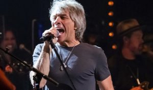Jon Bon Jovi dinyatakan positif COVID-19 selama tes cepat sebelum ia ditetapkan untuk melakukan konser di Miami Beach pada hari Sabtu. (AP)