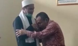 Kades Cimuncang Engkus mencium tangan KH Emo Abdul Basith setalah dimarahi di depan publik