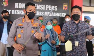 Kapolres Majalengka AKBP Edwin Affandi saat menunjukkan barang bukti di Majalengka, Jawa Barat, Jumat (5/11/2021). (ANTARA/Ho Humas Polres Majalengka)