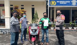 Ciptakan Kamtibmas, Polsek Rancaekek Tindak Pelaku Pembegalan yang Meresahkan Kapolsek Rancaekek menyerahkan langsung barang bukti kendaraan roda dua yang sempat dirampas oleh pelaku begal diwilayah hukum Rancaekek