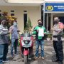 Kapolsek Rancaekek menyerahkan langsung barang bukti kendaraan roda dua yang sempat dirampas oleh pelaku begal diwilayah hukum Rancaekek